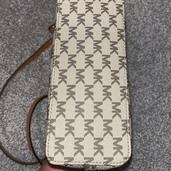 Michael Kors Jet Set Crossbody - Picture 3 of 7